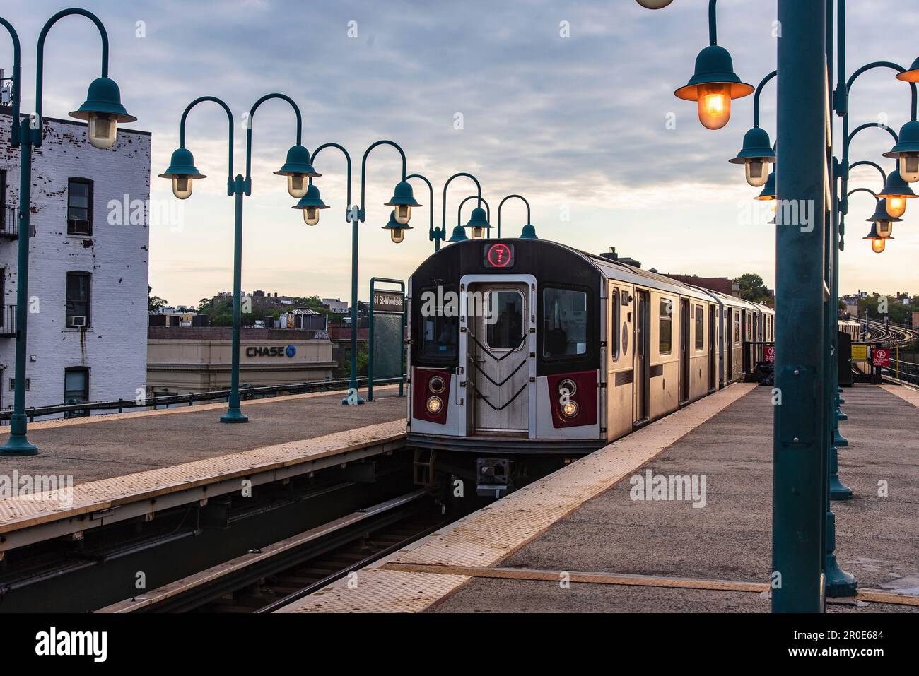 Line 7 subway new york hi-res stock photography and images - Alamy