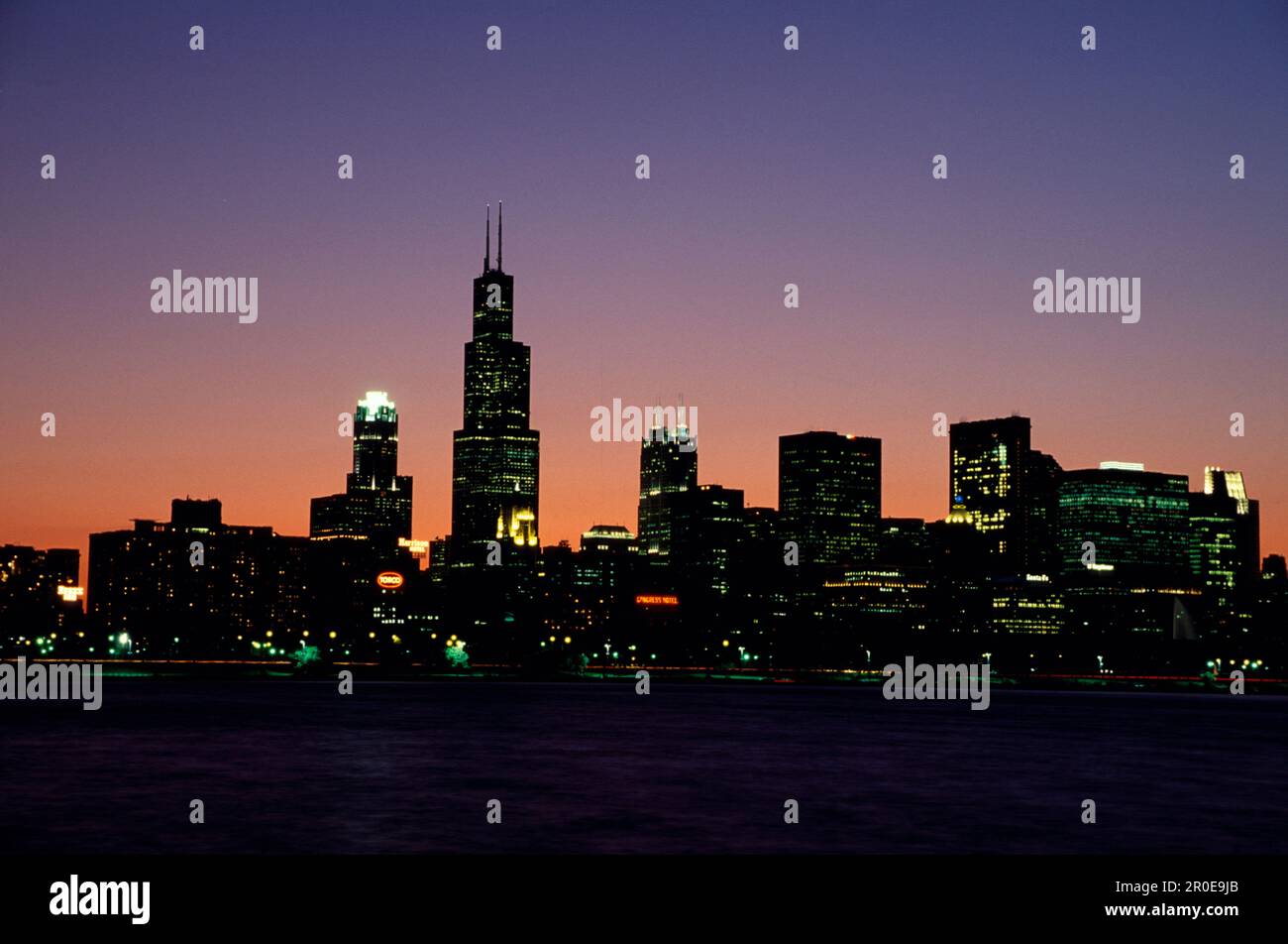 Chicago after dark hi-res stock photography and images - Alamy