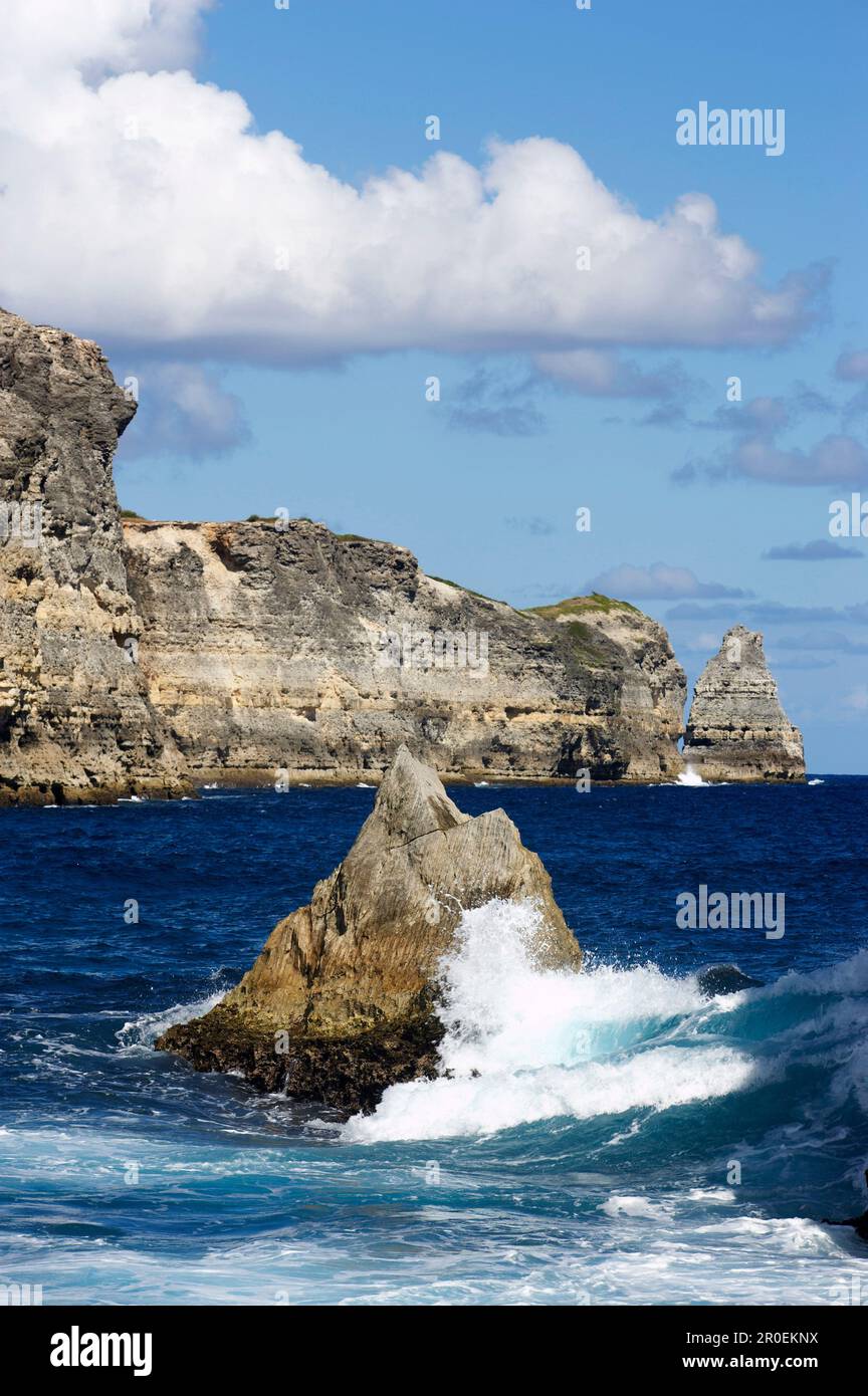 Waves breaking on a rock, Lagon du Porte d'enfer Trou Madame Coco ...