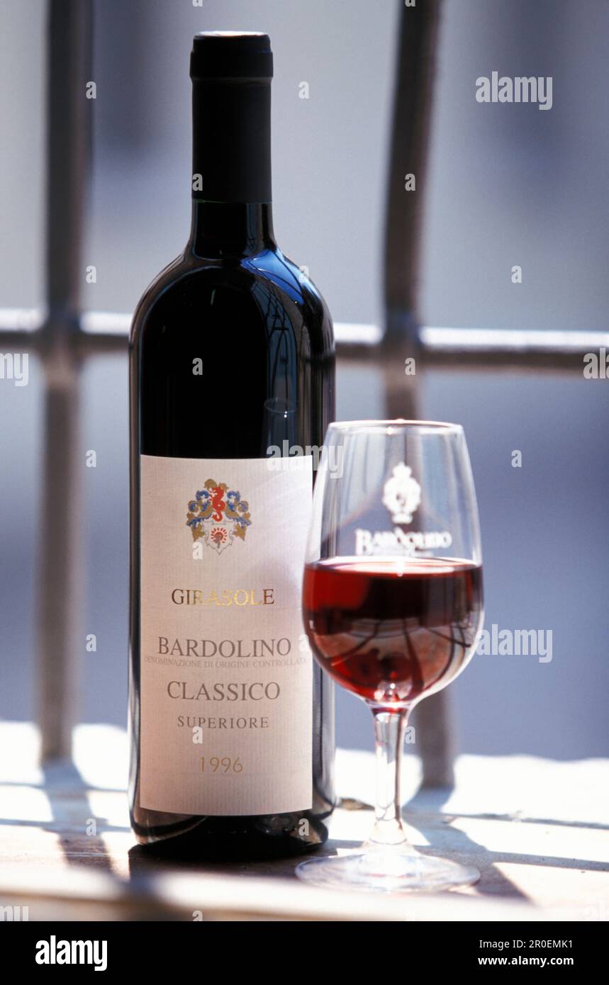 Wine Bardolino, Flasche und Glas, Gardasee, Trentino Italien Stock Photo