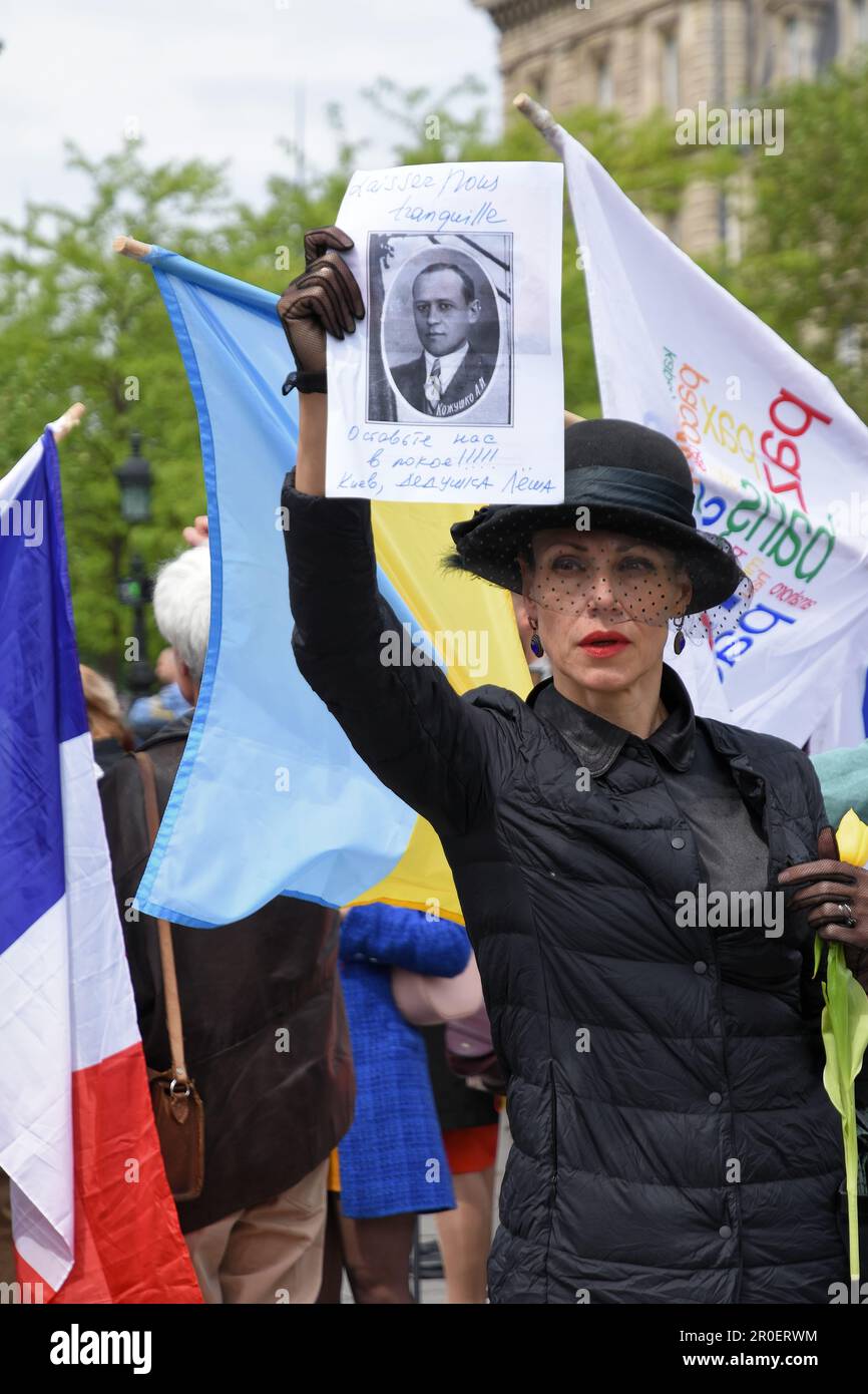 Nadezhda Kutepova l'activiste Russe réfugiée en France est exfiltrée de la place de la république par la police lors de la commémoration du 8 mai Stock Photo