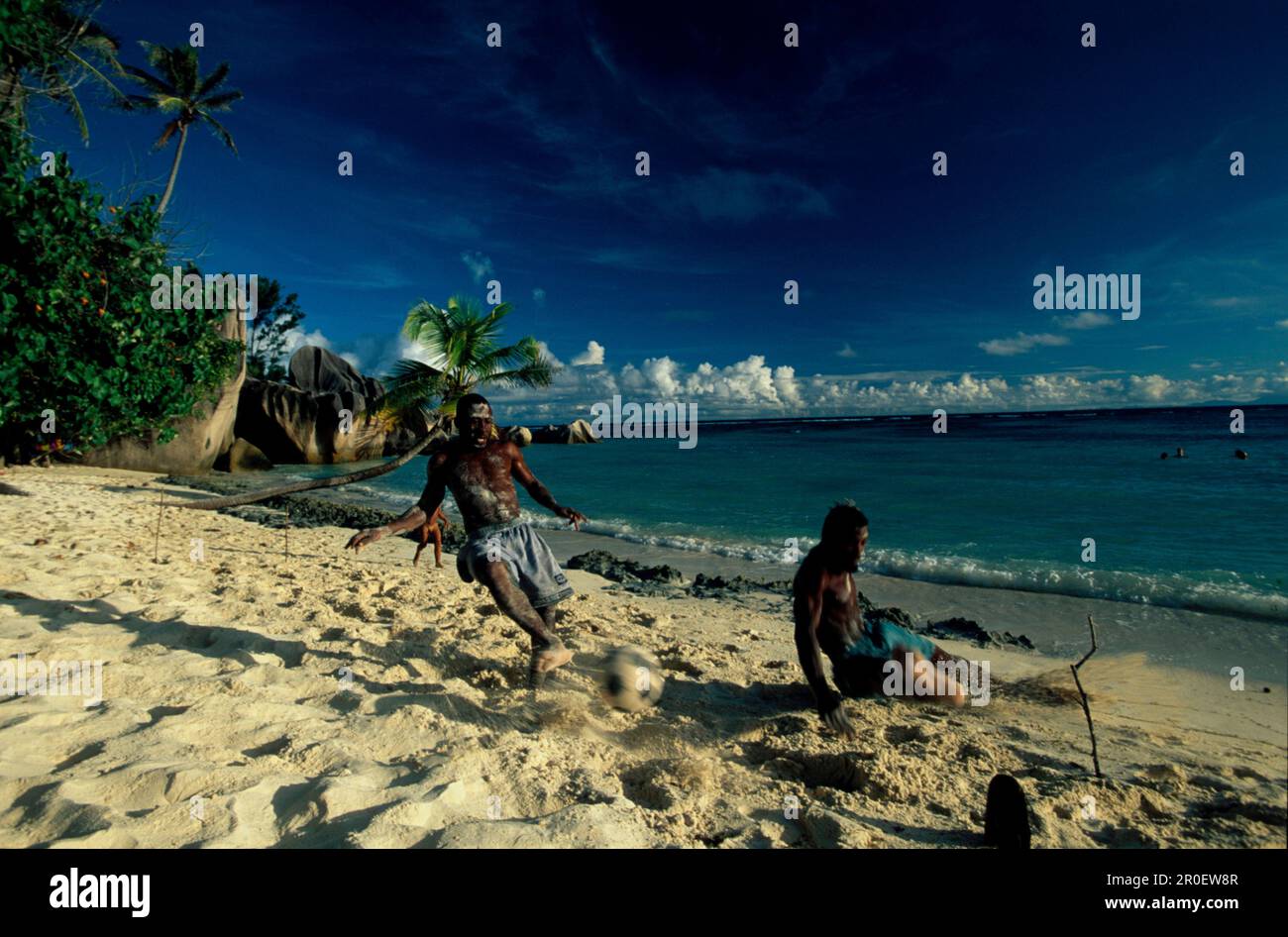 Fussballspiel am Strand, Anse Source d´Argent, La Digue Seychellen Stock Photo