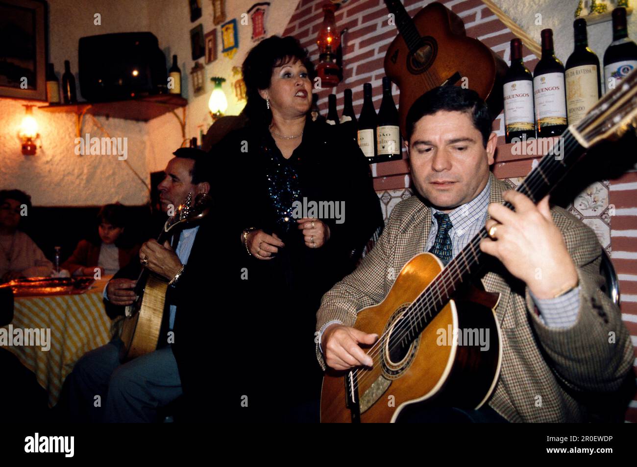 Fadosaengerin, Alzira de Sa, Span. Gitarre, David Costa Lissabon, Portugal Stock Photo