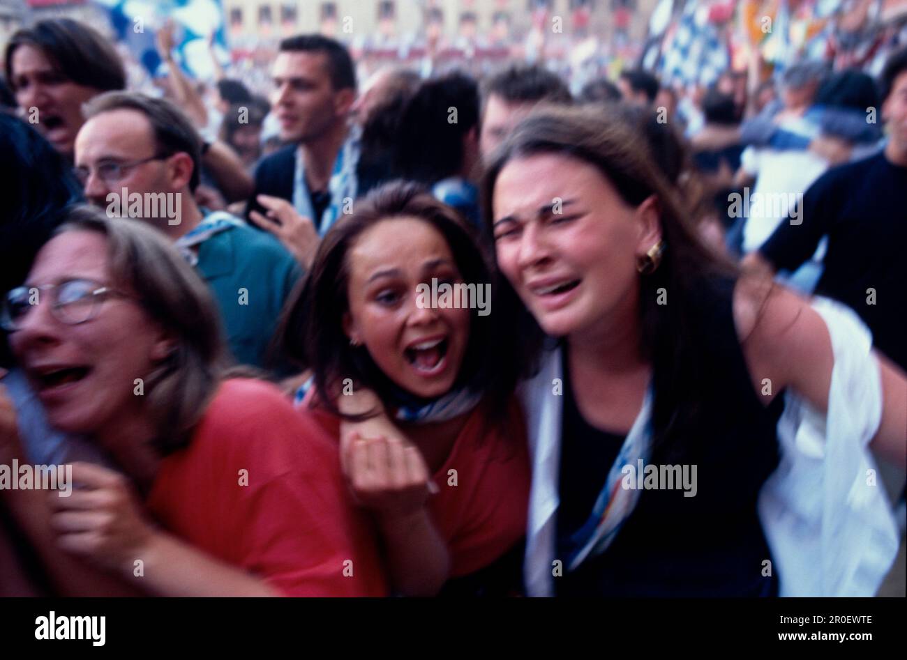 Palio, Emotionen der Sieger, Piazza del Campo Siena, Toskana, Italien Stock Photo