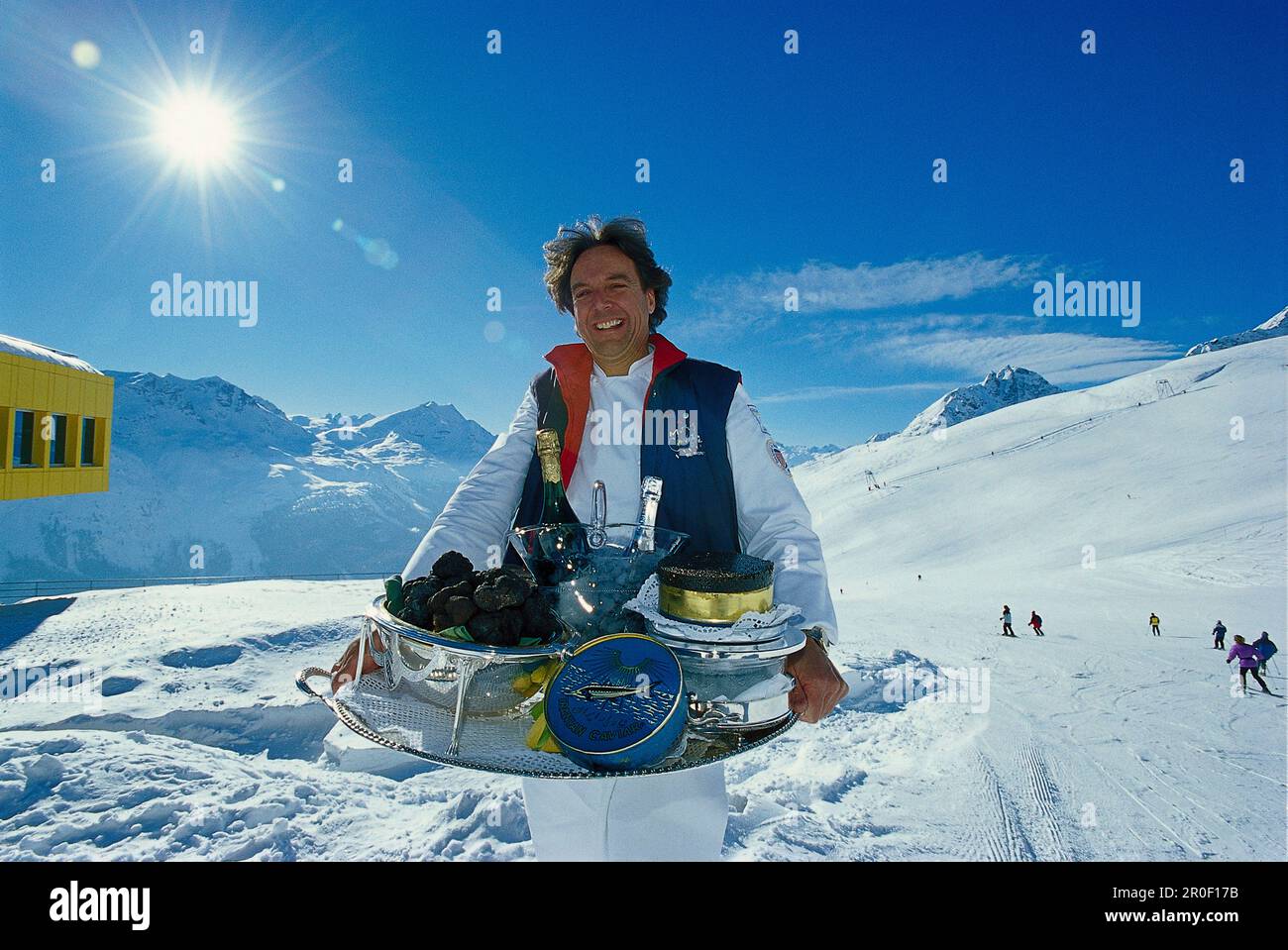 Ober mit Kaviar, Champagner, Austern, St. Moritz, Graubuenden Schweiz ...
