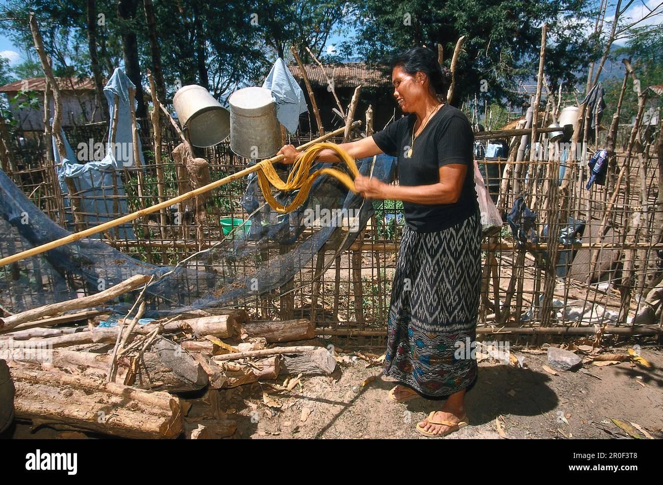 Heimarbeit Weben, Faerben der Seide, Dorf, Salavane-Provinz Laos Stock Photo
