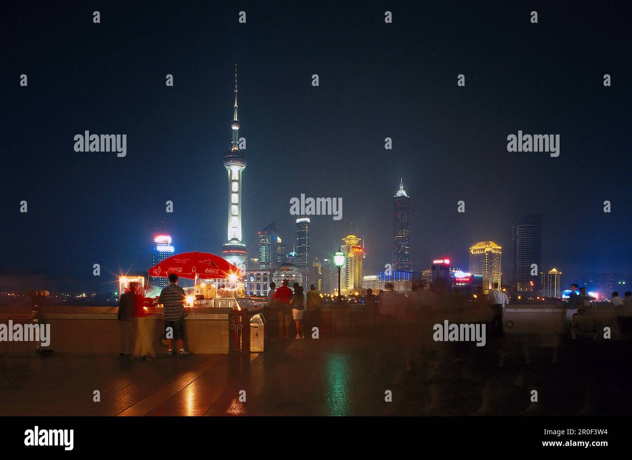 Night view of pudong and the bund hi-res stock photography and images ...