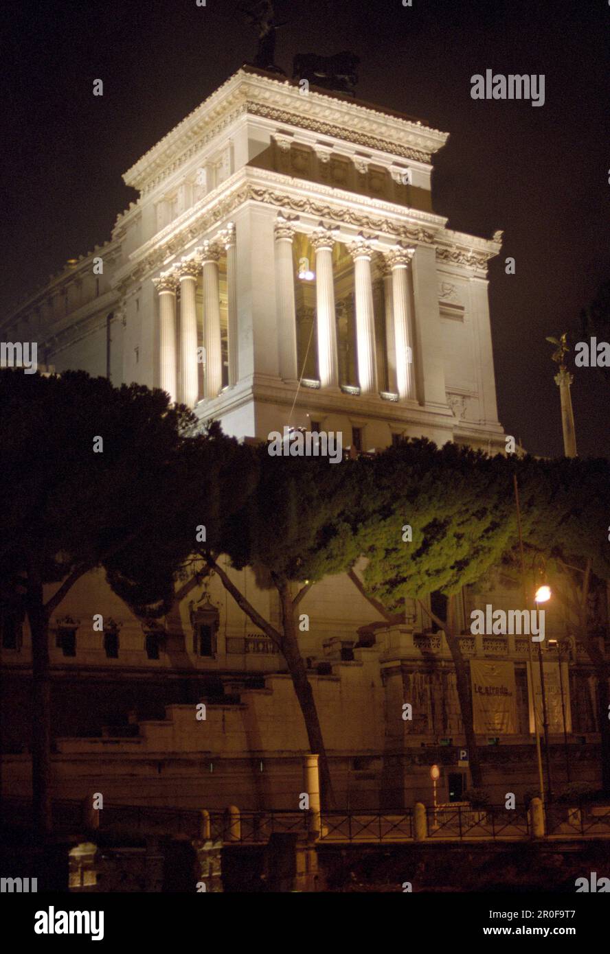 Night view illuminated palace hi-res stock photography and images - Alamy