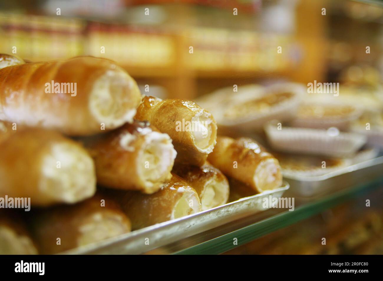 Cream horns in an Italian bakery, Italia Stock Photo Alamy