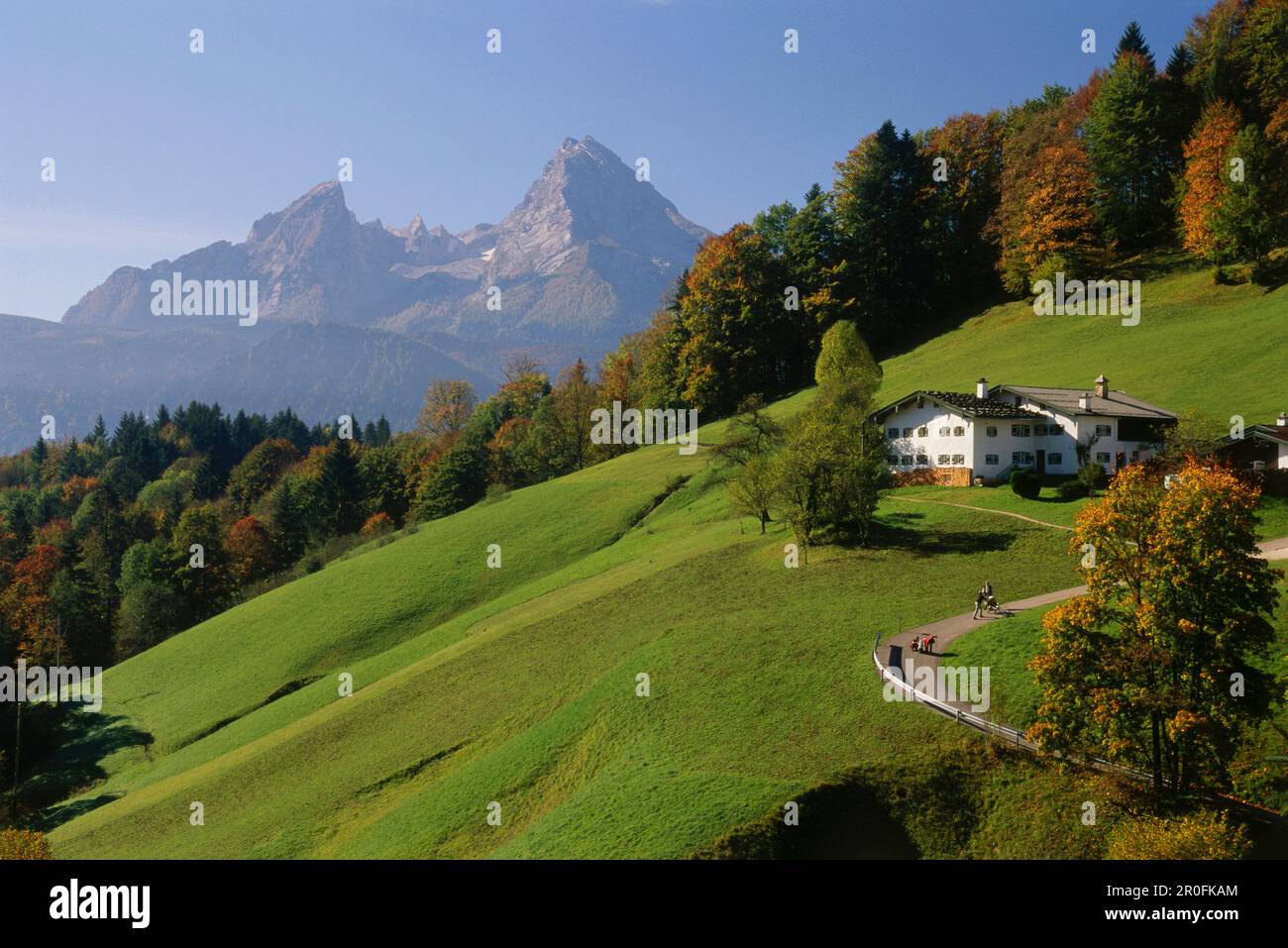 Traditional farm house with Watzmann massif, Maria Gern, Berchtesgaden ...