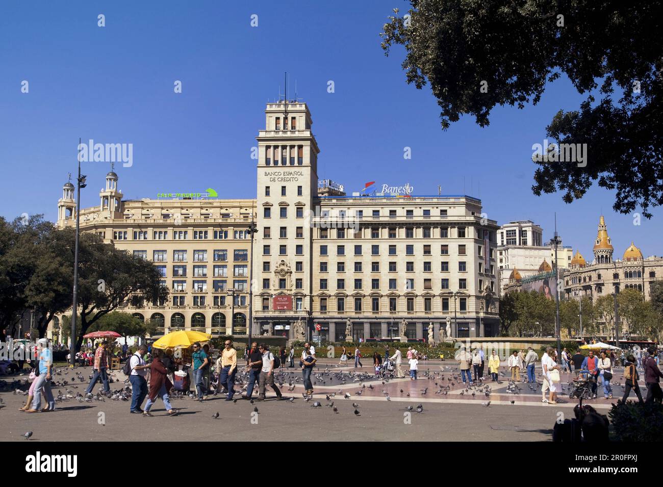 Spanien,Barcelona,Plaza de Catalunya,background Banco Espanol de Credito Stock Photo