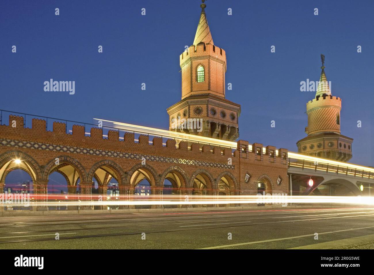 Oberbaum Bridge at night, Berlin, Germany Stock Photo