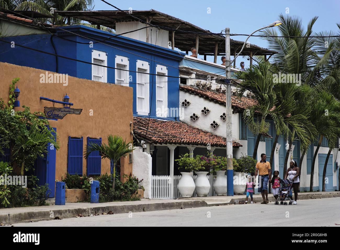 Family, Street scenery, Playa El Tirano, Isla de Margarita, Nueva ...