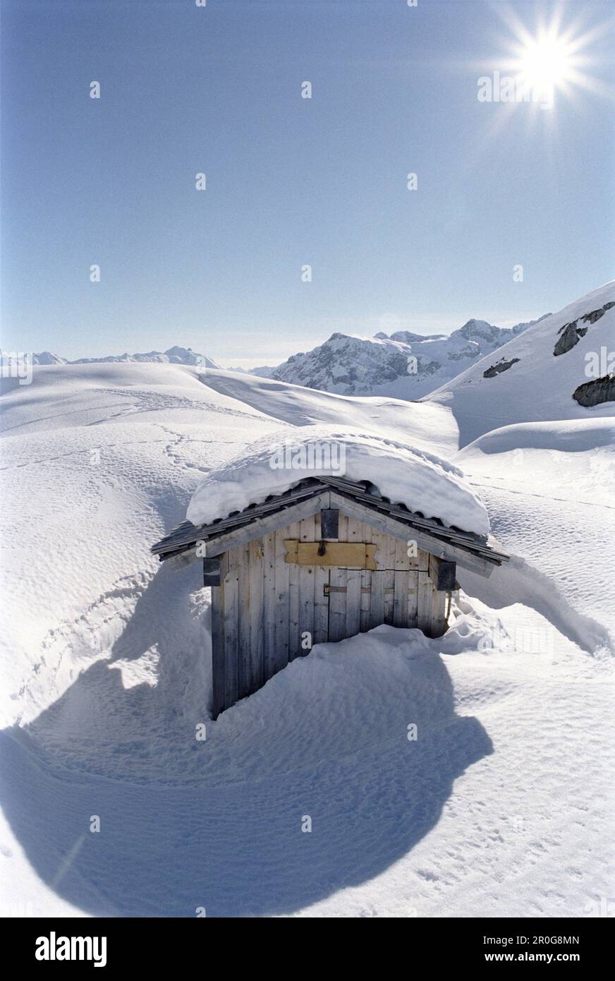 Cabin in snow surrounded hi-res stock photography and images - Alamy