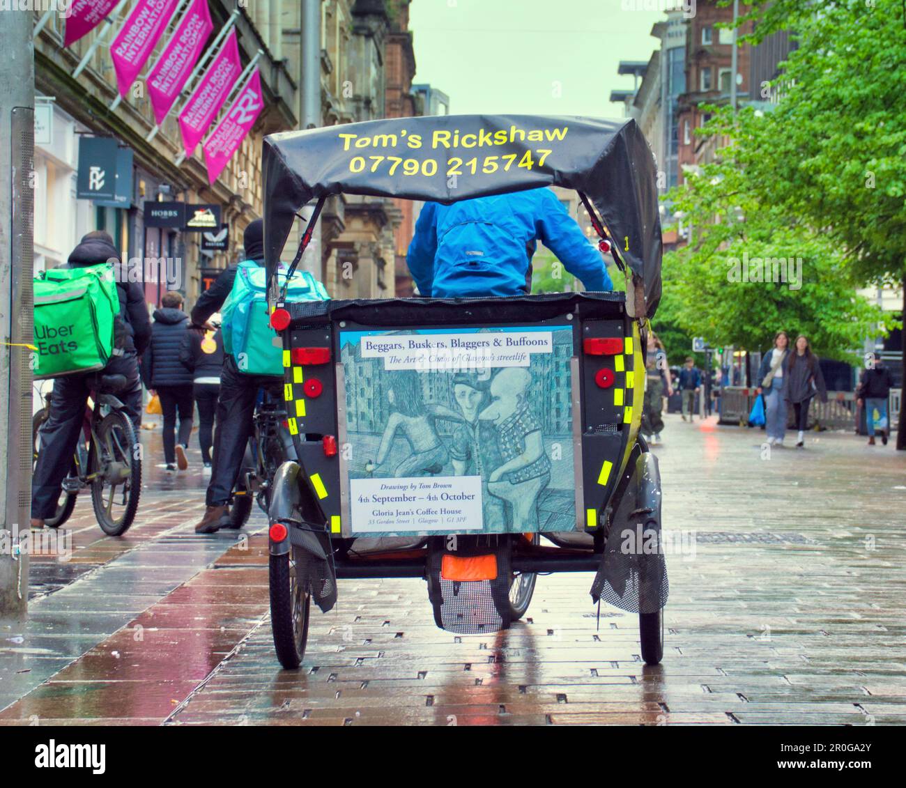 tom's rickshaw in the rain on buchanan street the style mile of scotland Stock Photo