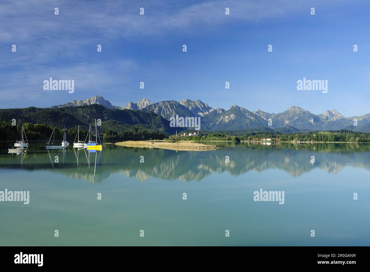 Lake Forggensee with sailboats, Fuessen, Allgaeuer Alps, Bavaria ...