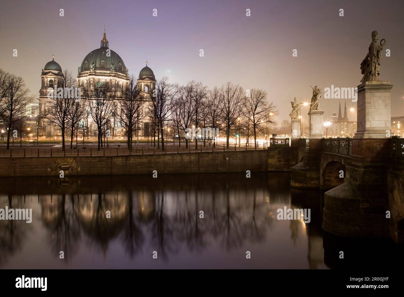 berlin-cathedral-and-schlossbr-cke-pracht-street-unter-den-linden