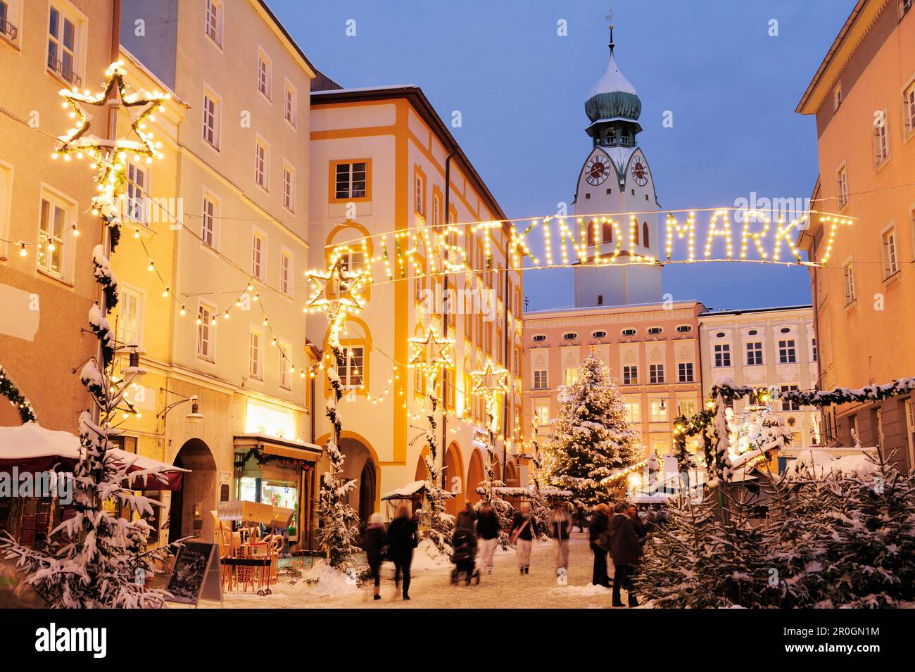 People approaching Christmas market, Christmas market Rosenheim, Rosenheim, Upper Bavaria, Bavaria, Germany, Europe Stock Photo