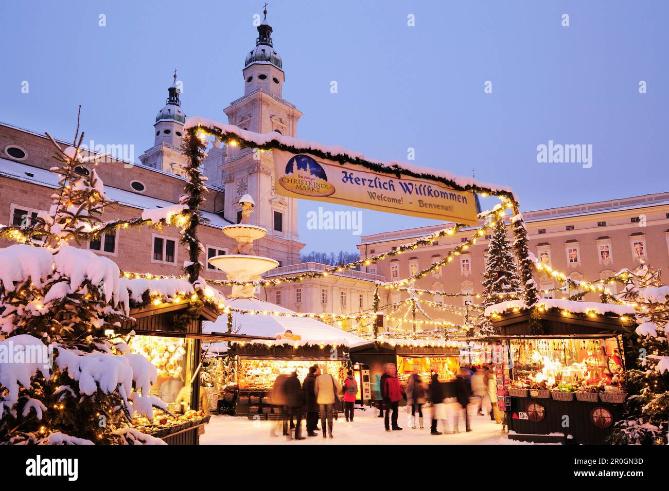 Christmas Market At Night With Cathedral Of Salzburg Christmas Market christmas-market-at-night-with-cathedral-of-salzburg-christmas-market