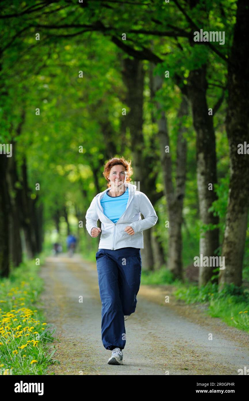 40 years old woman jogging hi-res stock photography and images - Alamy