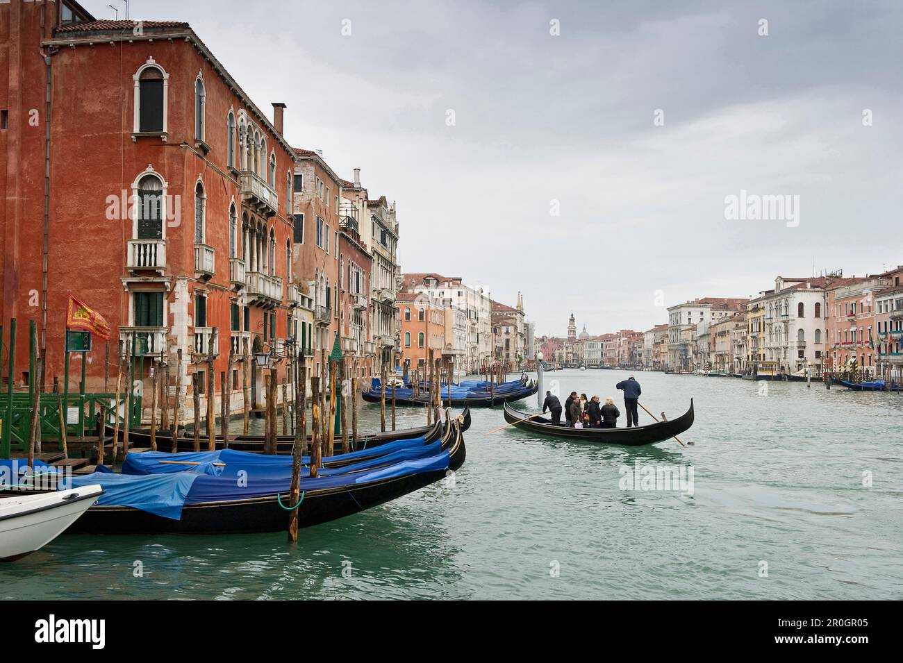 Gondola on canal shot hi-res stock photography and images - Alamy