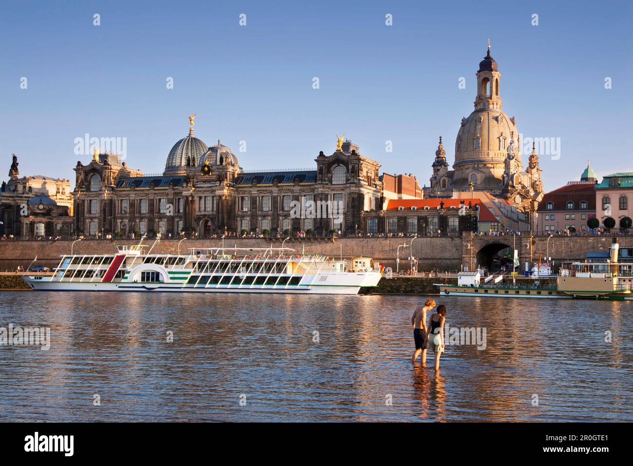 Young couple at the Elbe river, Bruehlsche Terrasse and Frauenkirche in the background, Dresden, Saxonia, Germany, Europe Stock Photo