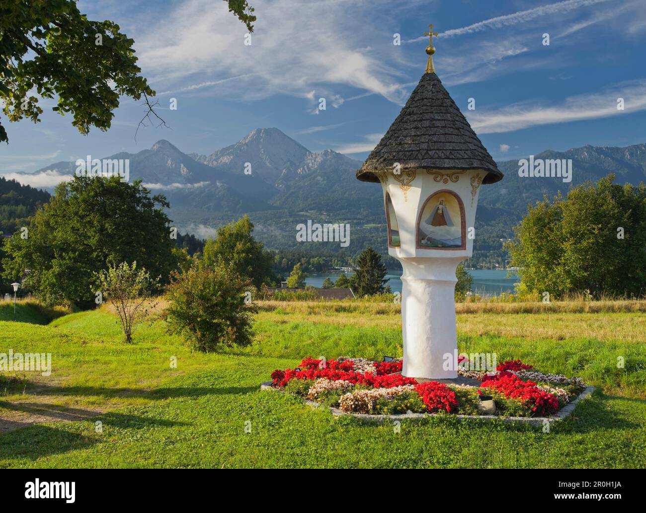 Shrine at lake Faaker See, Mittagskogel mountain in the background, Carinthia, Austria, Europe Stock Photo