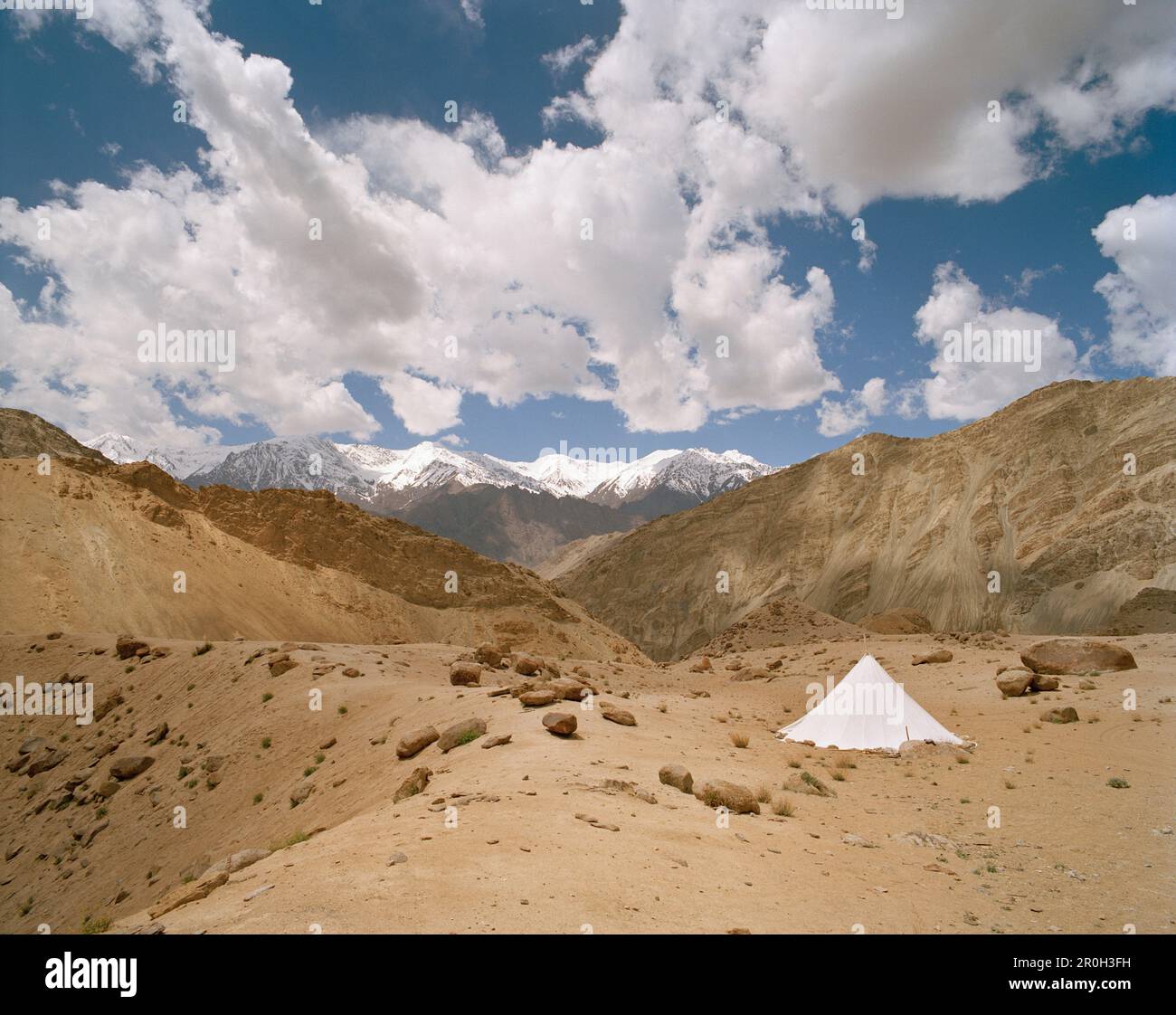 Tent of roadmen ahead Ladakh Range, near Sham Trek west of Leh, Ladakh, Jammu and Kashmir, India Stock Photo