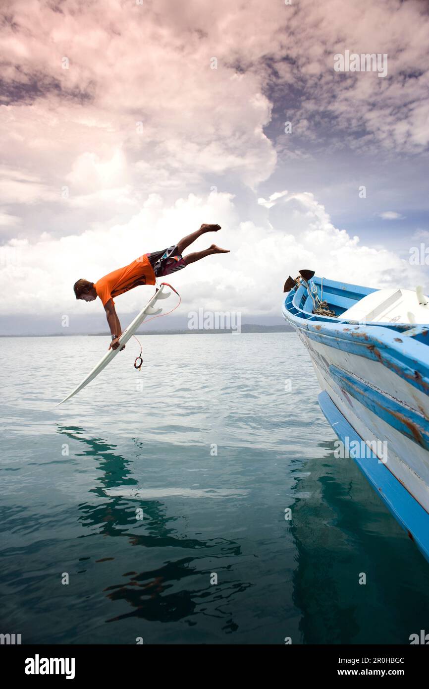INDONESIA, Mentawai Islands, Kandui Surf Resort, surfer diving into the