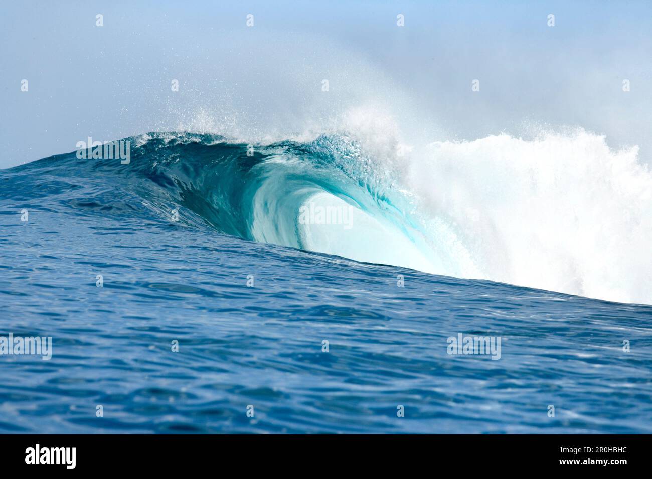 INDONESIA, Mentawai Islands, Kandui Surf Resort, wave breaking in the