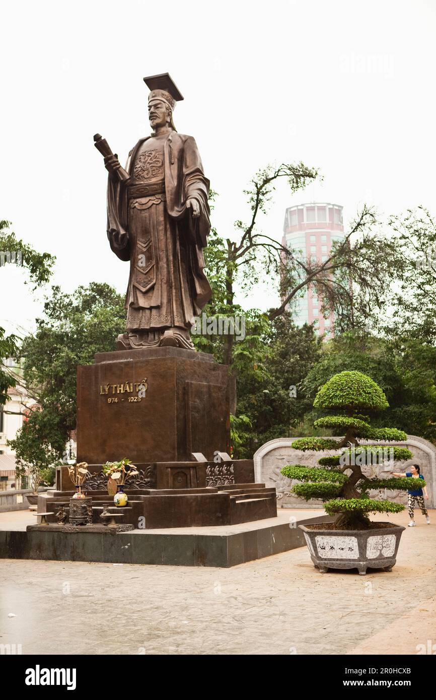 VIETNAM, Hanoi, a statue of Ly Thai To, the first emperor of the Vietnam Dynasty located at Indira Gandhi Park Stock Photo
