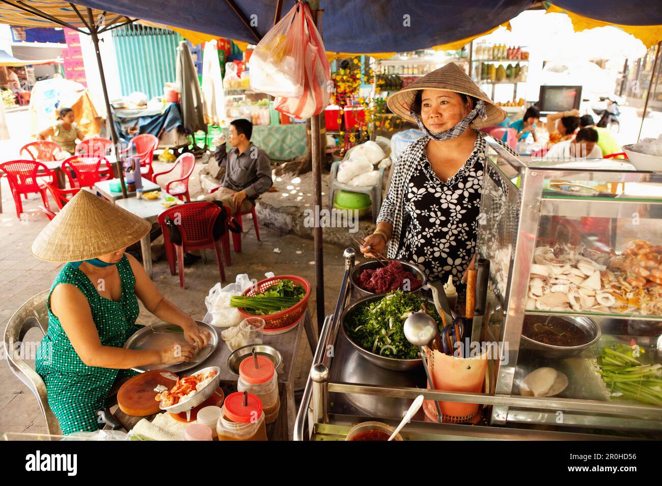 VIETNAM, Saigon, Ho Chi Minh City, Street kitchen owned by 'the Lunch Lady'  near 23 Hoang Sa, in District 1, the Lunch Lady serves food while another  Stock Photo - Alamy