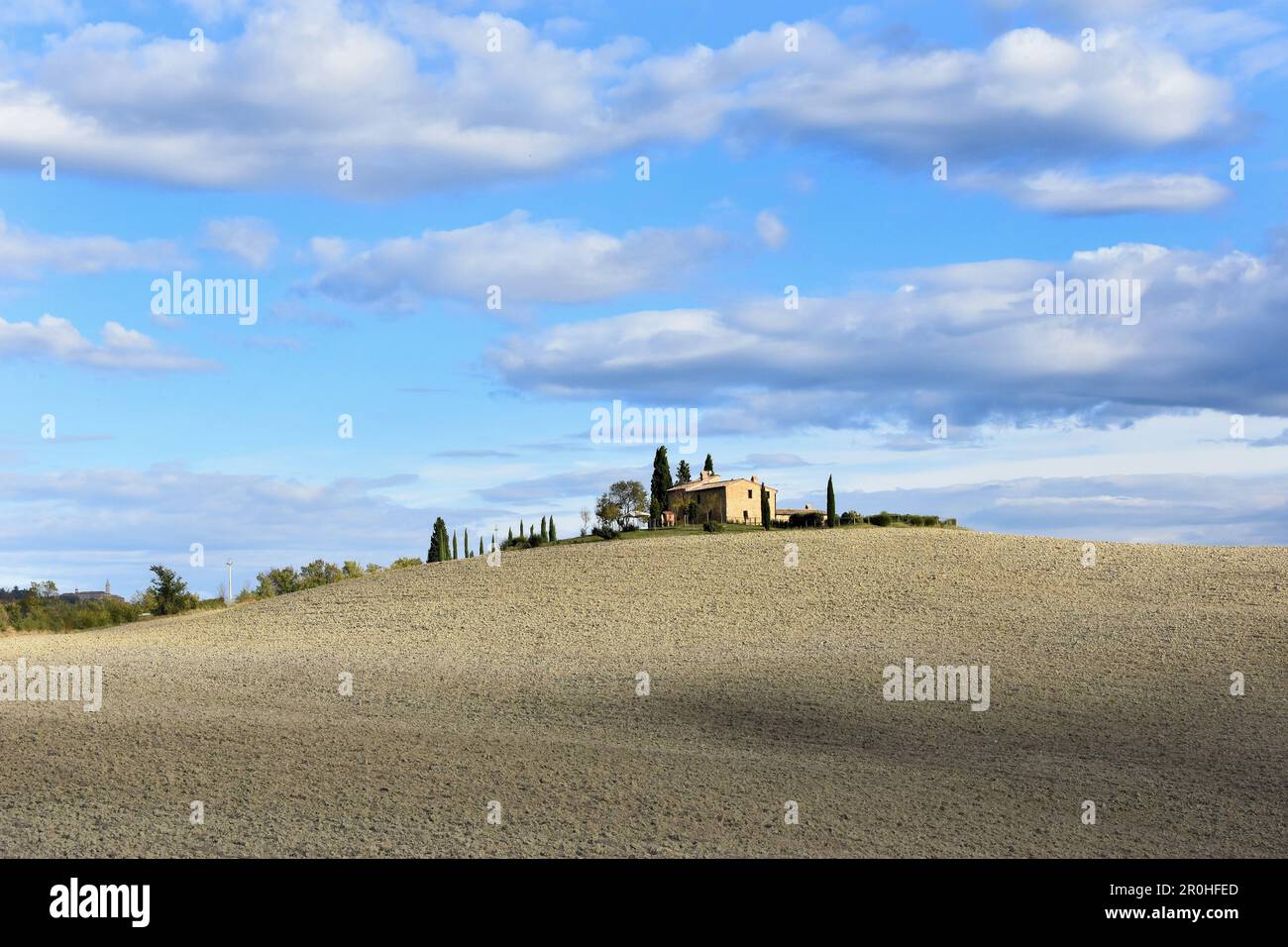 House building hill tuscany hi-res stock photography and images - Alamy