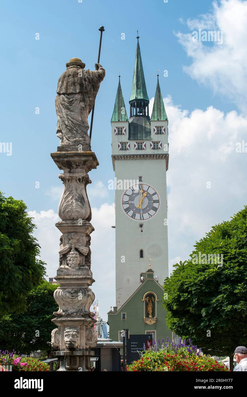 Stadtplatz with tower and fountain, town square, Straubing, Danube ...