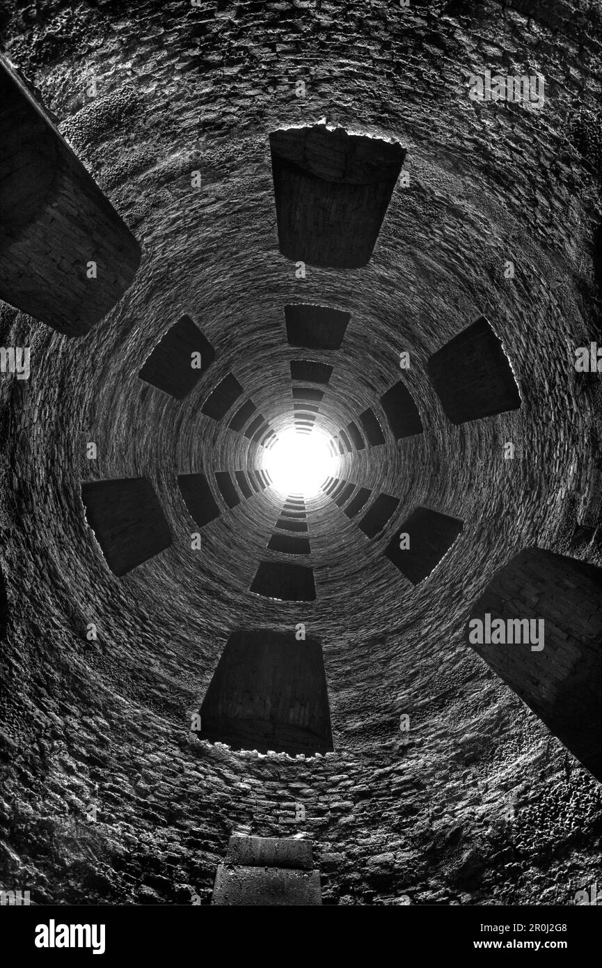 view upwards, well, shaft, water supply from the 16th century, double helix ramps, light source, Orvieto, hilltop town, province of Terni, Umbria, Ita Stock Photo