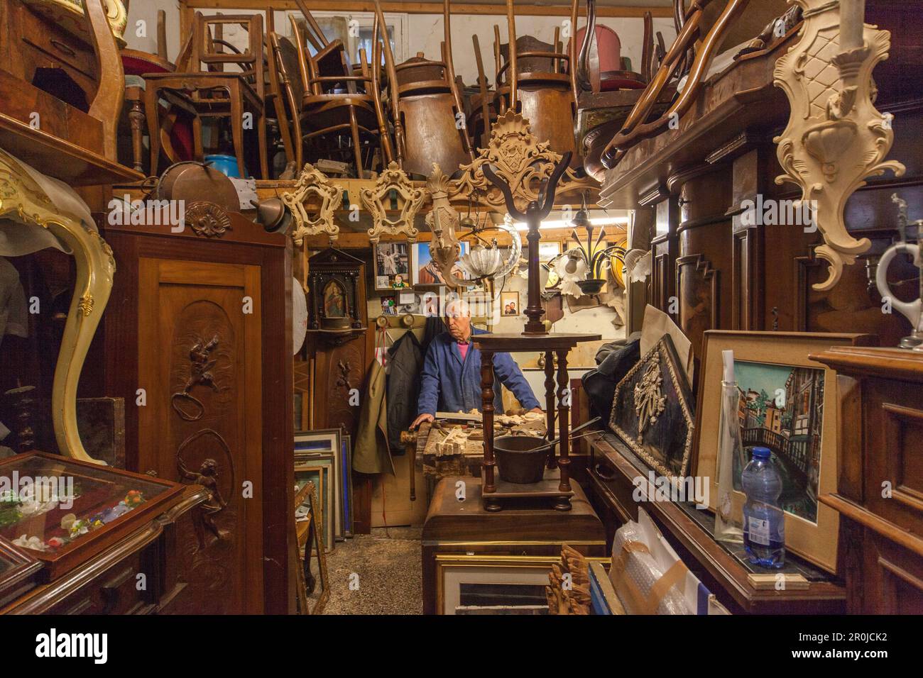 woodcarver, Emilio Piacentini restores furniture, chairs, carves picture frames, timber artefacts, decoration for gondolas, Cannaregio, Venice, Italy Stock Photo