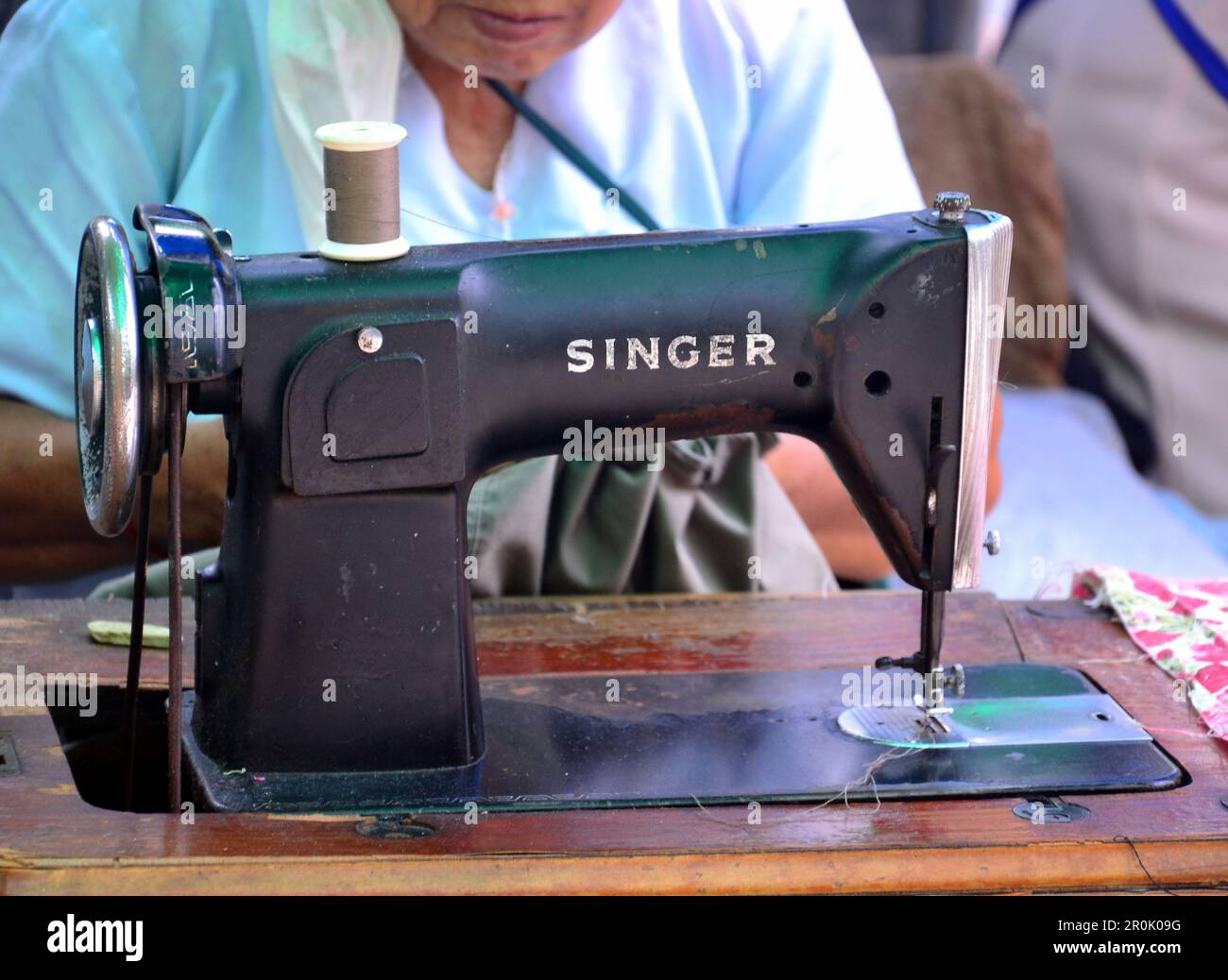 Old singer sewing machine hi-res stock photography and images - Alamy