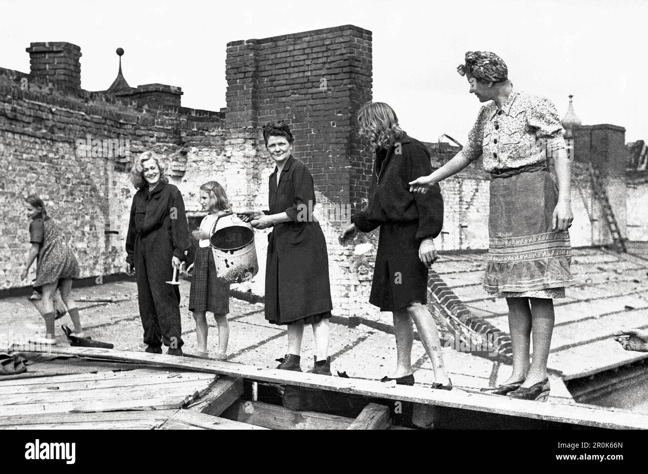 Trümmerfrauen räumen in den Schuttbergen der Trümmer im Berlin der ...