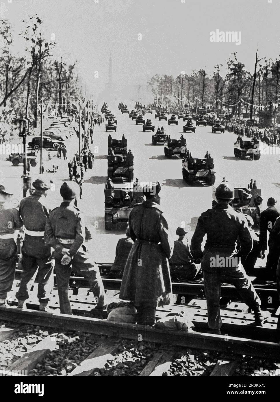 Soldaten stehen auf einer Eisenbahnbrücke und schauen sich eine Militärparade an, die aus der Richtung der Siegessäule kommt, Berlin Deutschland um 1948. Stock Photo