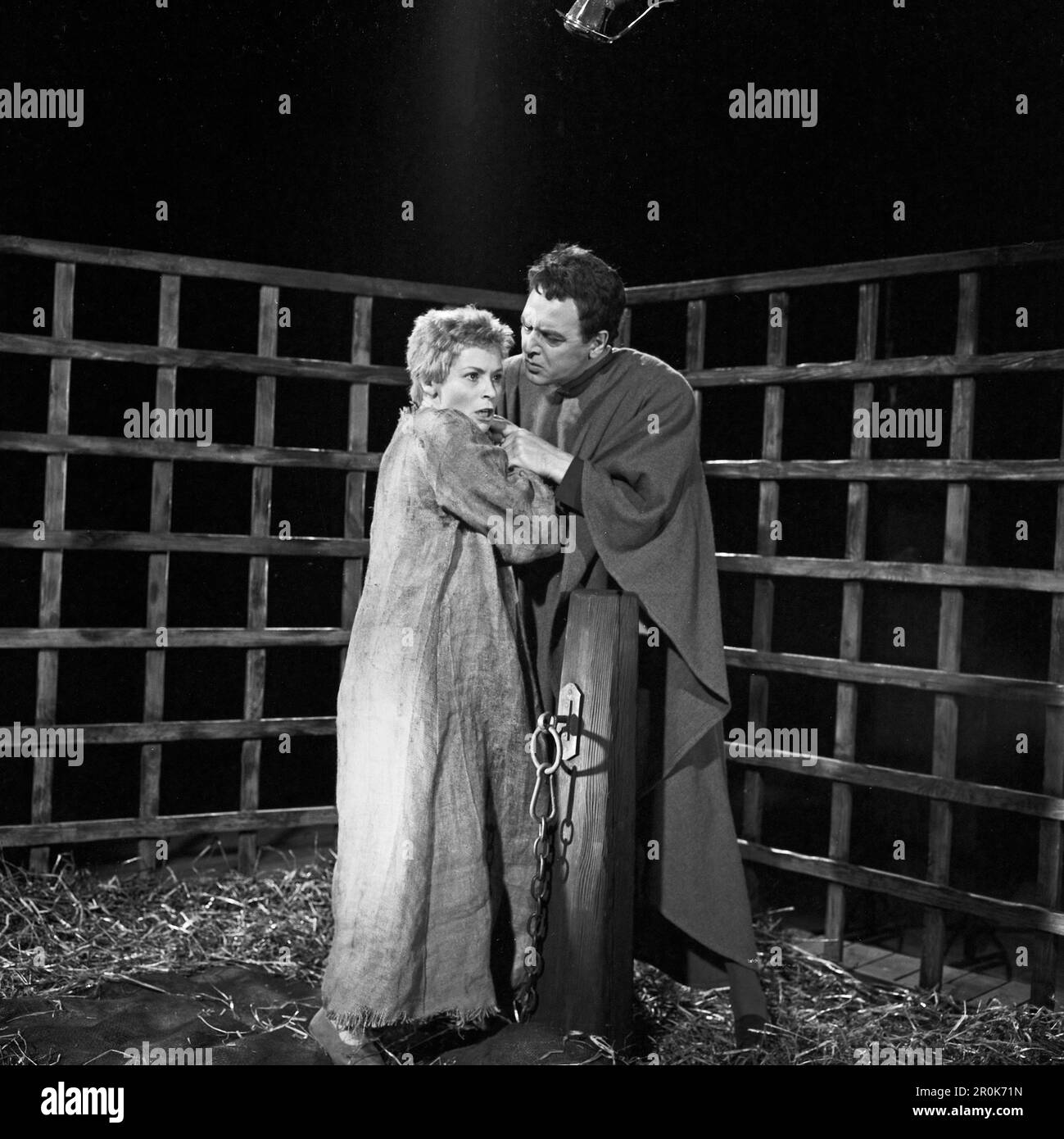 Faust, Spielfilm nach dem Stück von Johann Wolfgang von Goethe, Deutschland 1960, Regie: Peter Gorski, Darsteller: Ella Büchi, Will Quadflieg  im Kerker Stock Photo