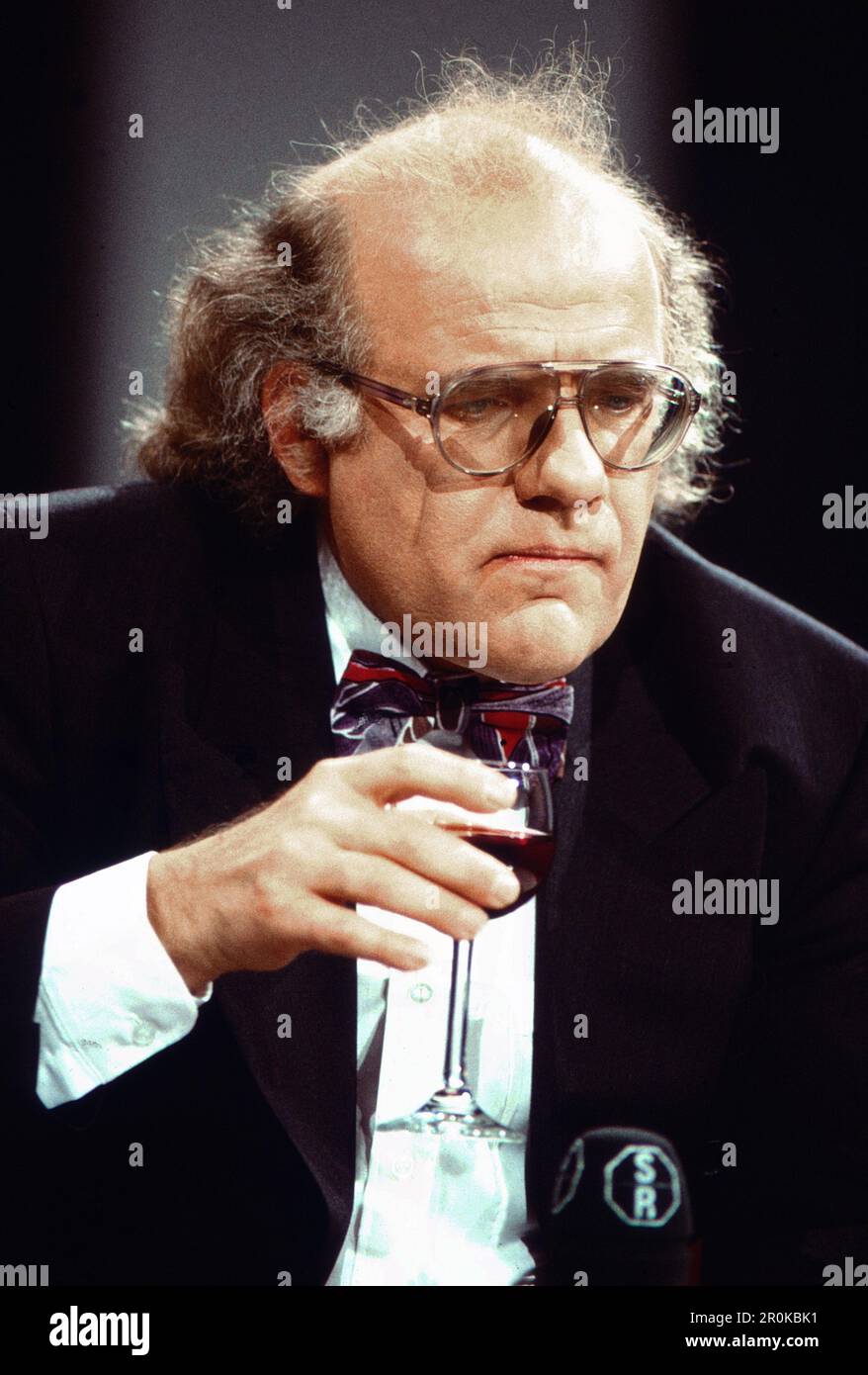 Jochen Senf, deutscher Autor und Schauspieler, bei einem Glas Rotwein ...