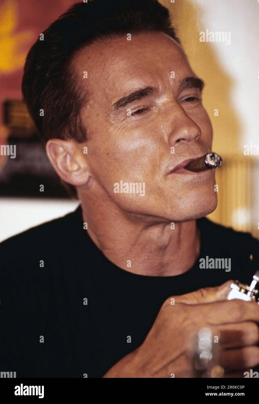 Bodybuilder smoking cigar hi-res stock photography and images