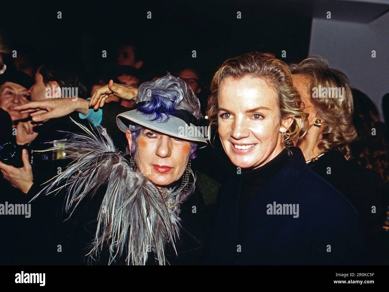 Modejournalistin Anna Piaggi und Modedesignerin Jil Sander bei der Chanel Modenschau in Paris, Frankreich 1993. Stock Photo
