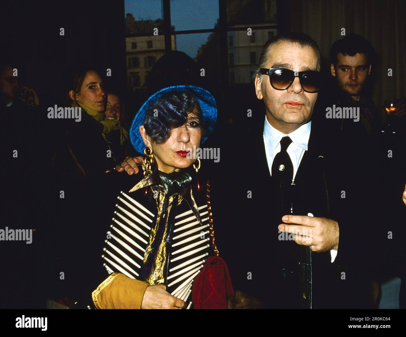 Modejournalistin Anna Piaggi mit Karl Lagerfeld bei der Chanel Modenschau in Paris, Frankreich 1993. Stock Photo