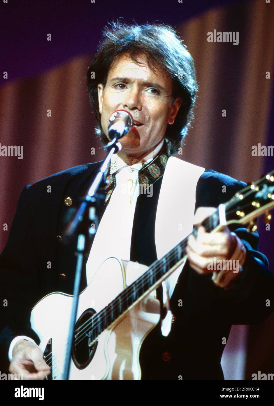 Sir Cliff Richard, britischer Popsänger, bei einem Auftritt, Deutschland um 1996. Stock Photo