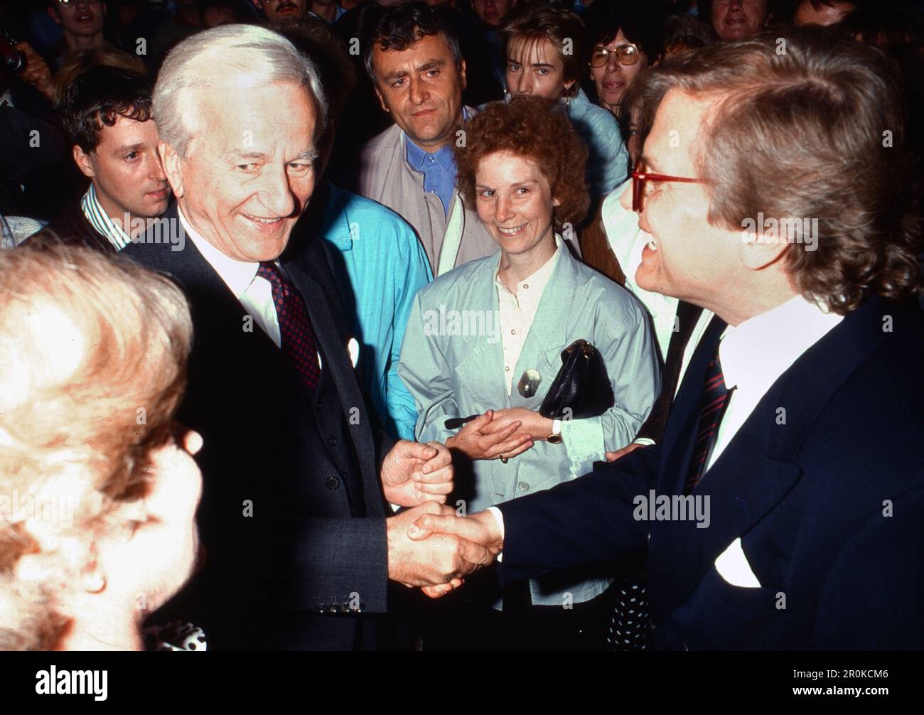Bundespräsident Richard von Weizsäcker begrüßt Pianist und Dirigent Justus Frantz beim Musikfest Mecklenburg Vorpommern, Deutschland 1990. Stock Photo