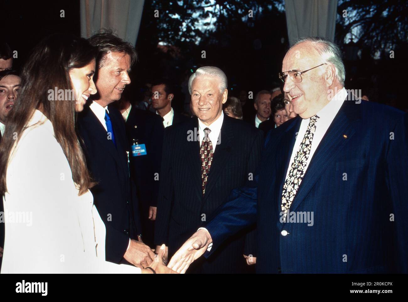 Bundeskanzler Helmut Kohl mit dem russischen Präsidenten Boris Jelzin begrüssen Medien- und Touristikunternehmer Karlheinz Kögel und Ehefrau Nadja, Deutschland 1991. Stock Photo