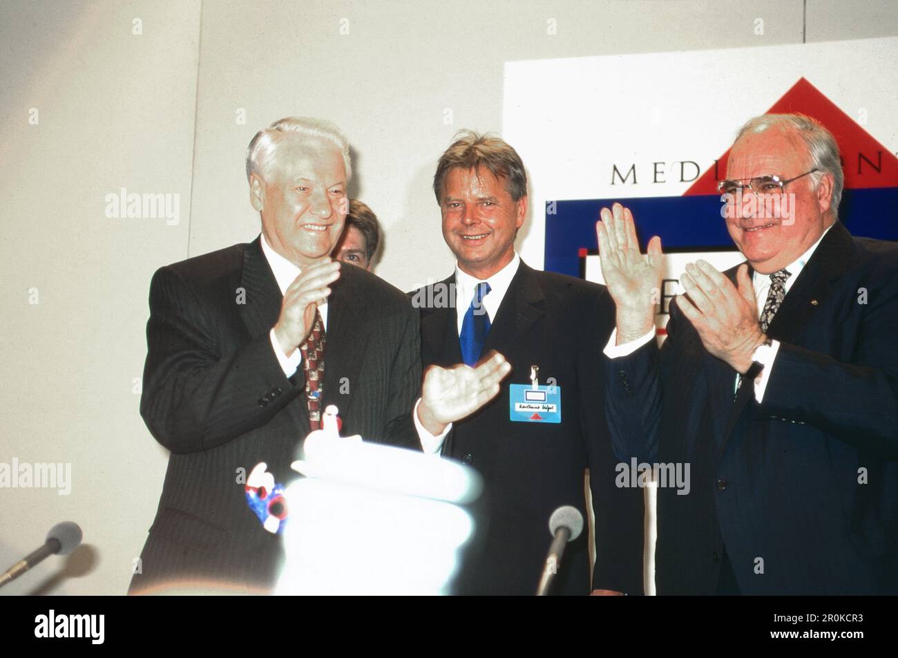 Medien- und Touristikunternehmer Karlheinz Kögel zwischen Bundeskanzler Helmut Kohl und dem russischen Präsidenten Boris Jelzin, Deutschland 1991. Stock Photo
