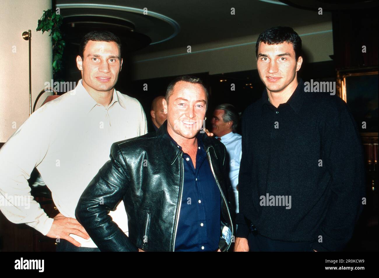 Vitali und Wladimir Klitschko, ukrainische Boxweltmeister, dazwischen Michael Flatley, Deutschland um 1999. Stock Photo