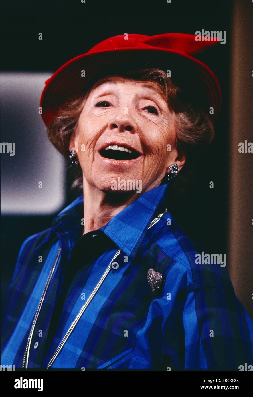 Inge Meysel, deutsche Schauspielerin, Theater- und TV-Darstellerin,  Portrait, Deutschland, circa 1995. Inge Meysel, German TV and Theatre  actress, portrait, Germany, circa 1995 Stock Photo - Alamy